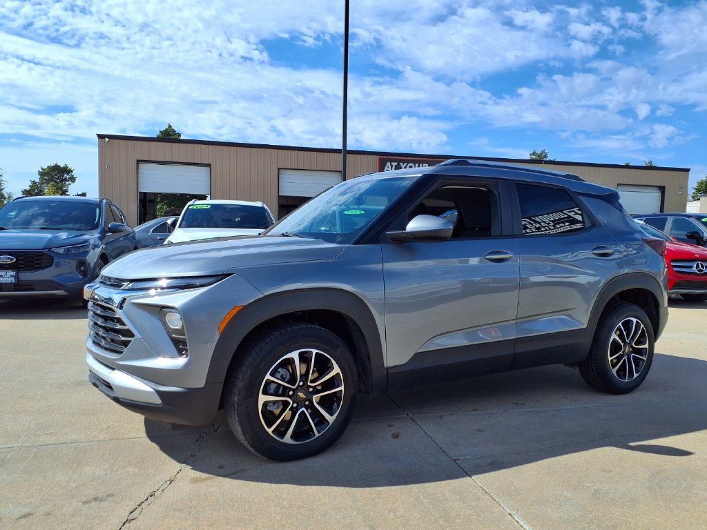 Used 2025 Chevrolet TrailBlazer LT AWD/4WD image 2