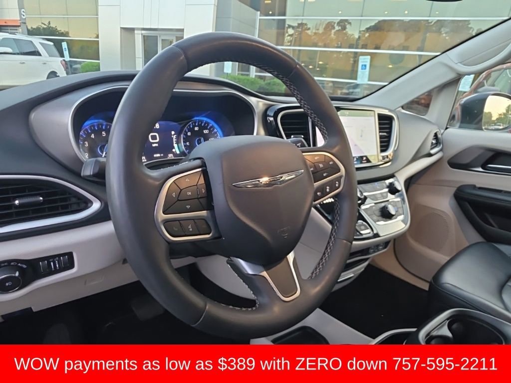 Used 2023 Chrysler Pacifica Touring-L image 9