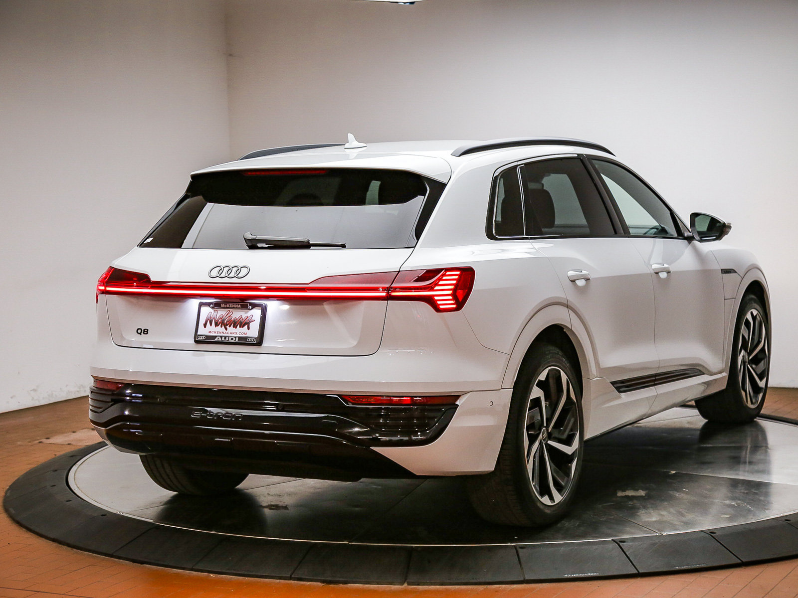 Certified 2024 Audi Q8 e-tron Premium Plus AWD/4WD image 7