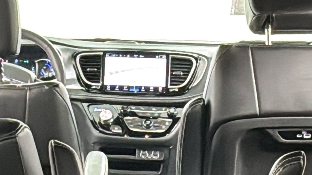 Used 2024 Chrysler Pacifica Select image 21