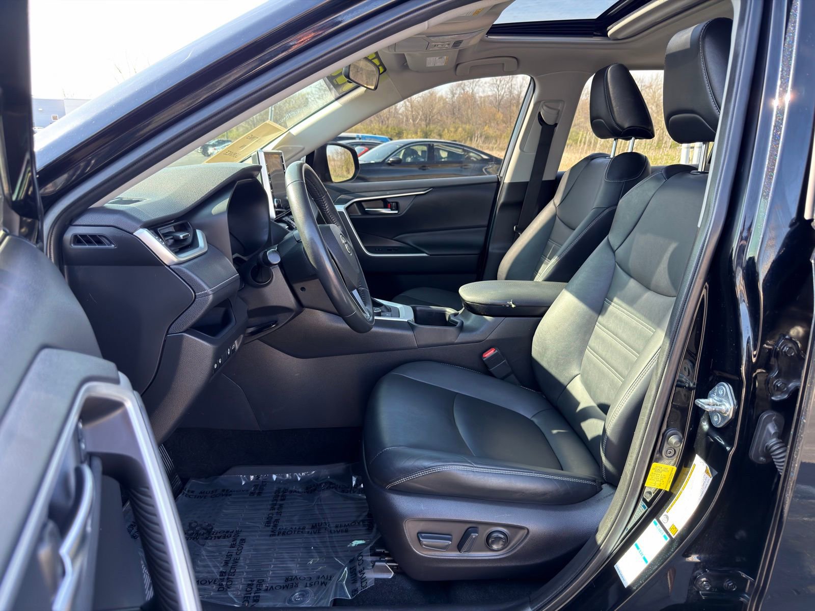 Used 2022 Toyota RAV4 XLE Premium image 12