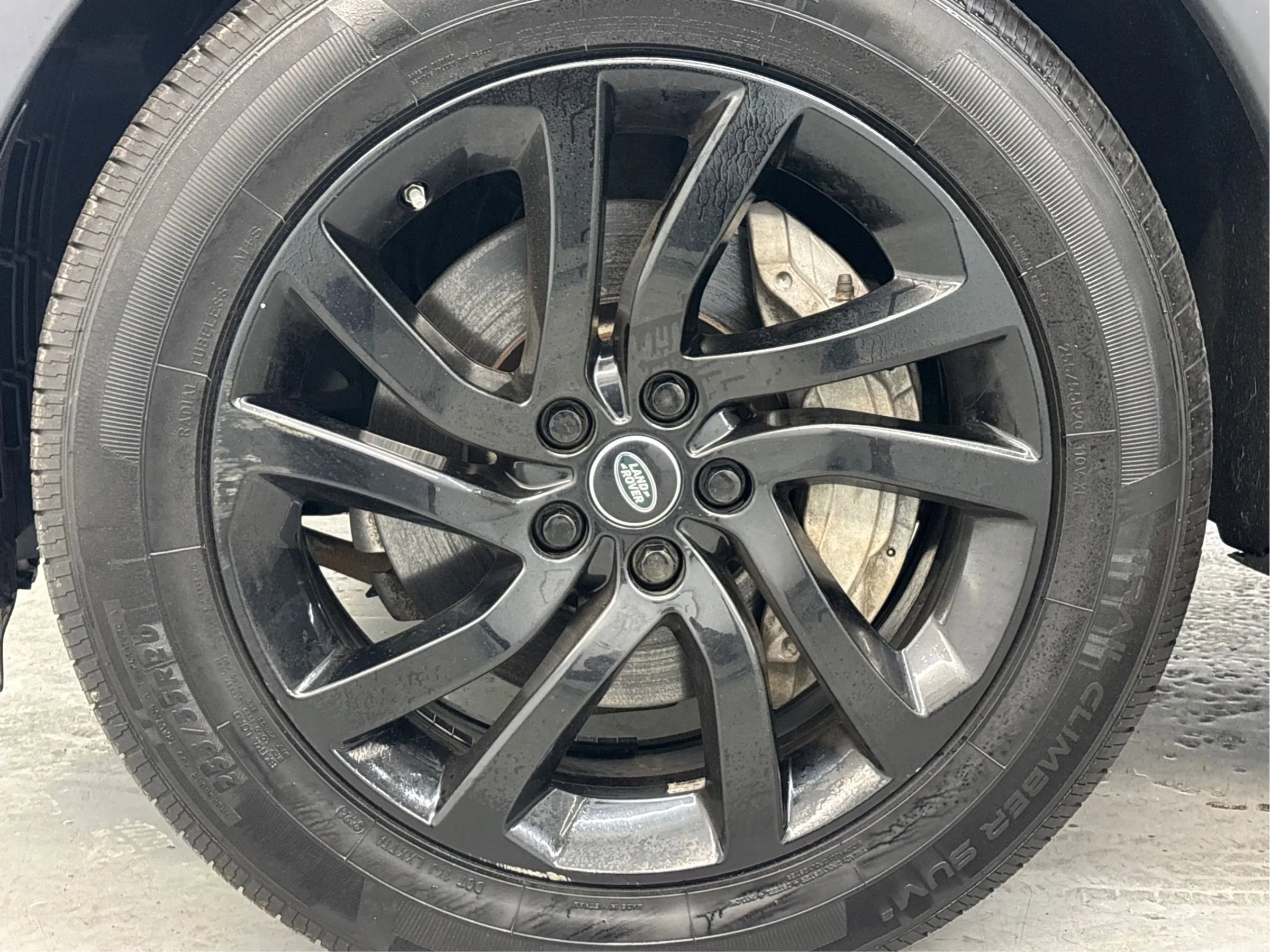 Used 2020 Land Rover Discovery HSE image 32