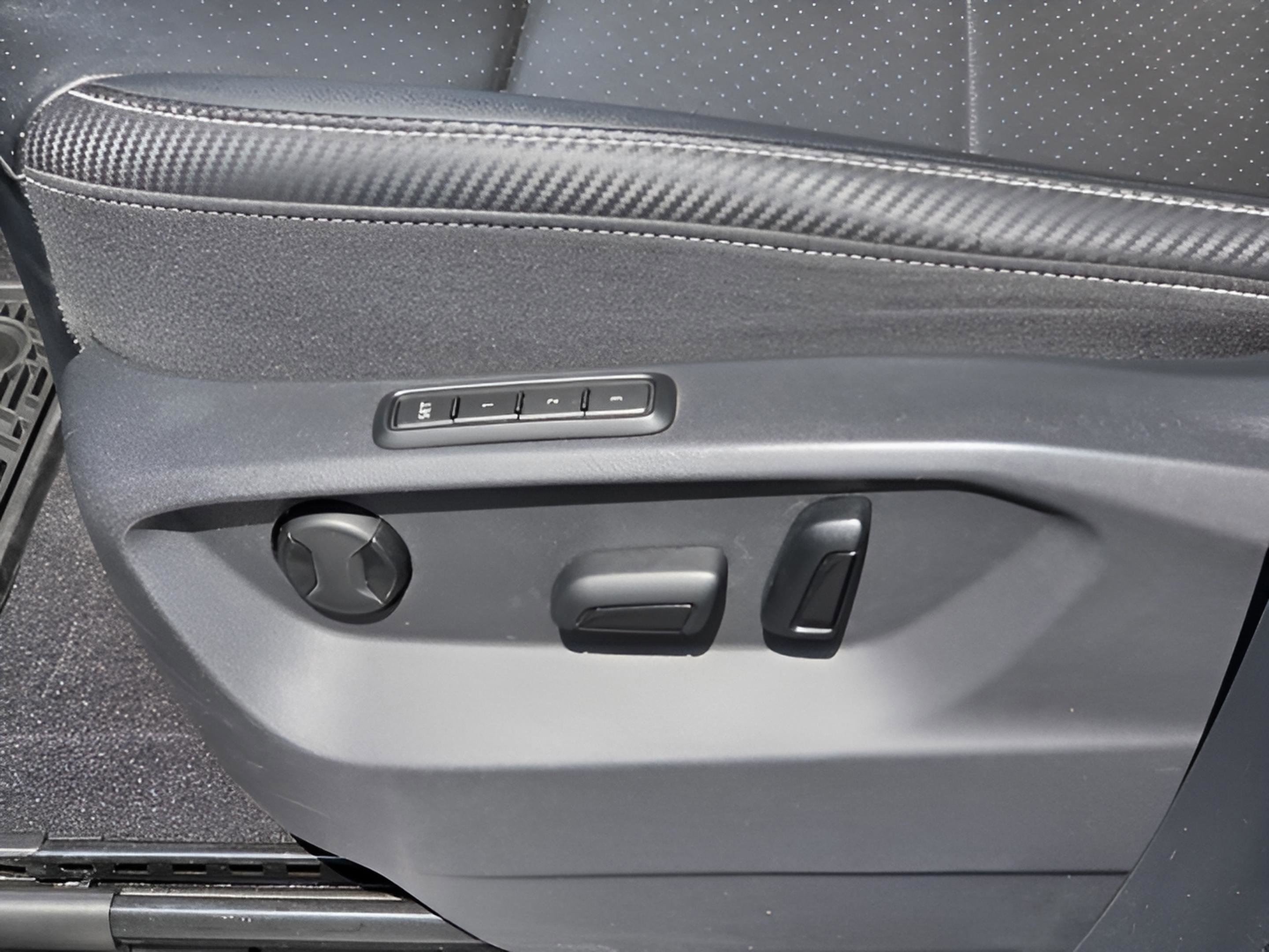 Used 2023 Volkswagen Atlas Cross Sport SEL R-Line image 11