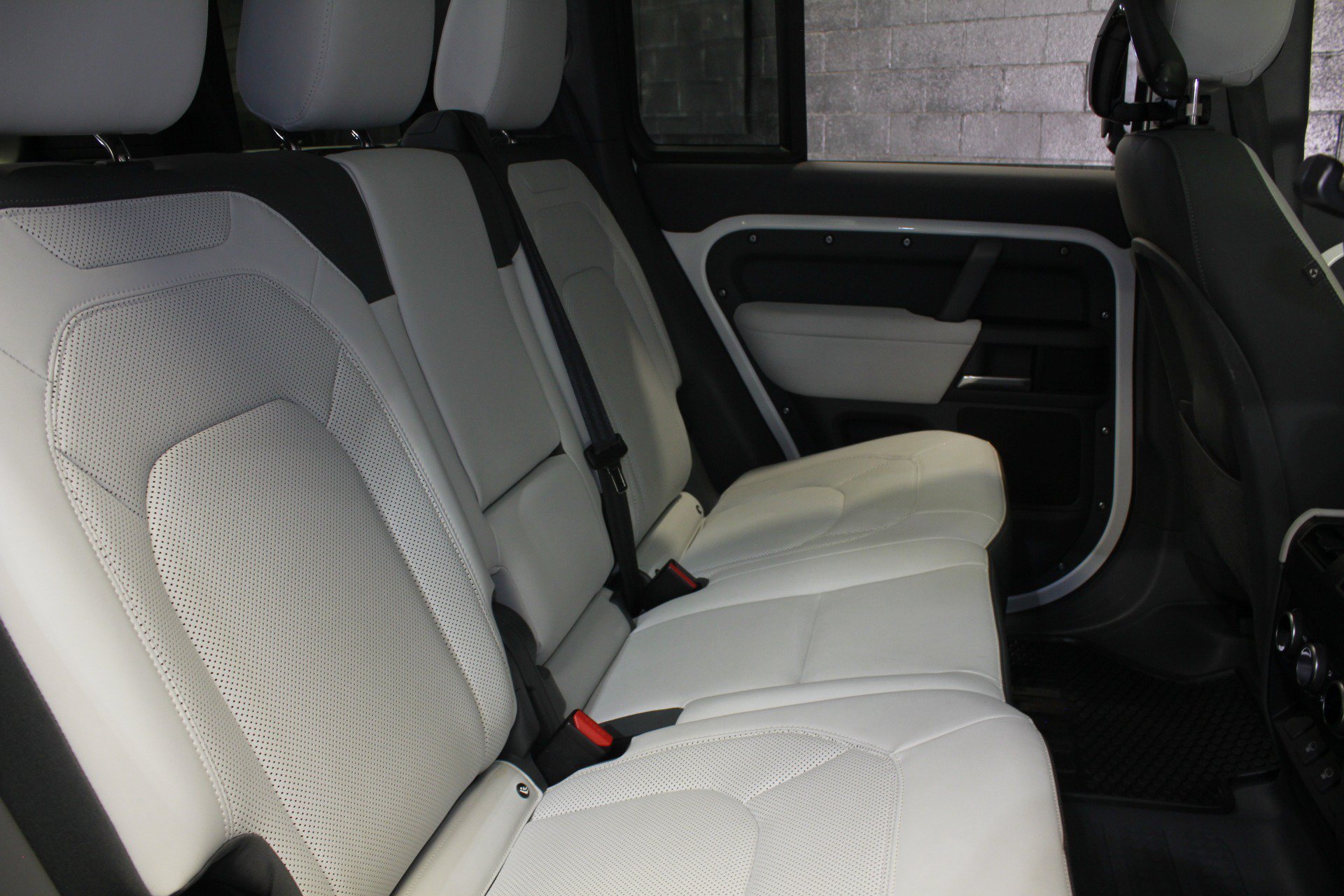 Used 2025 Land Rover Defender 110 X-Dynamic SE AWD/4WD image 49