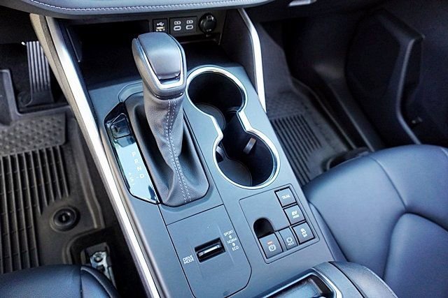 Used 2024 Toyota Highlander XLE AWD/4WD image 30