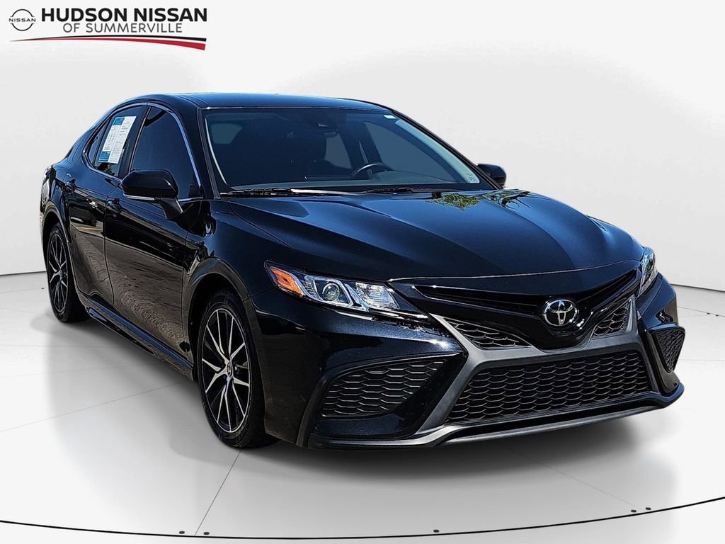 Used 2022 Toyota Camry SE FWD image 1