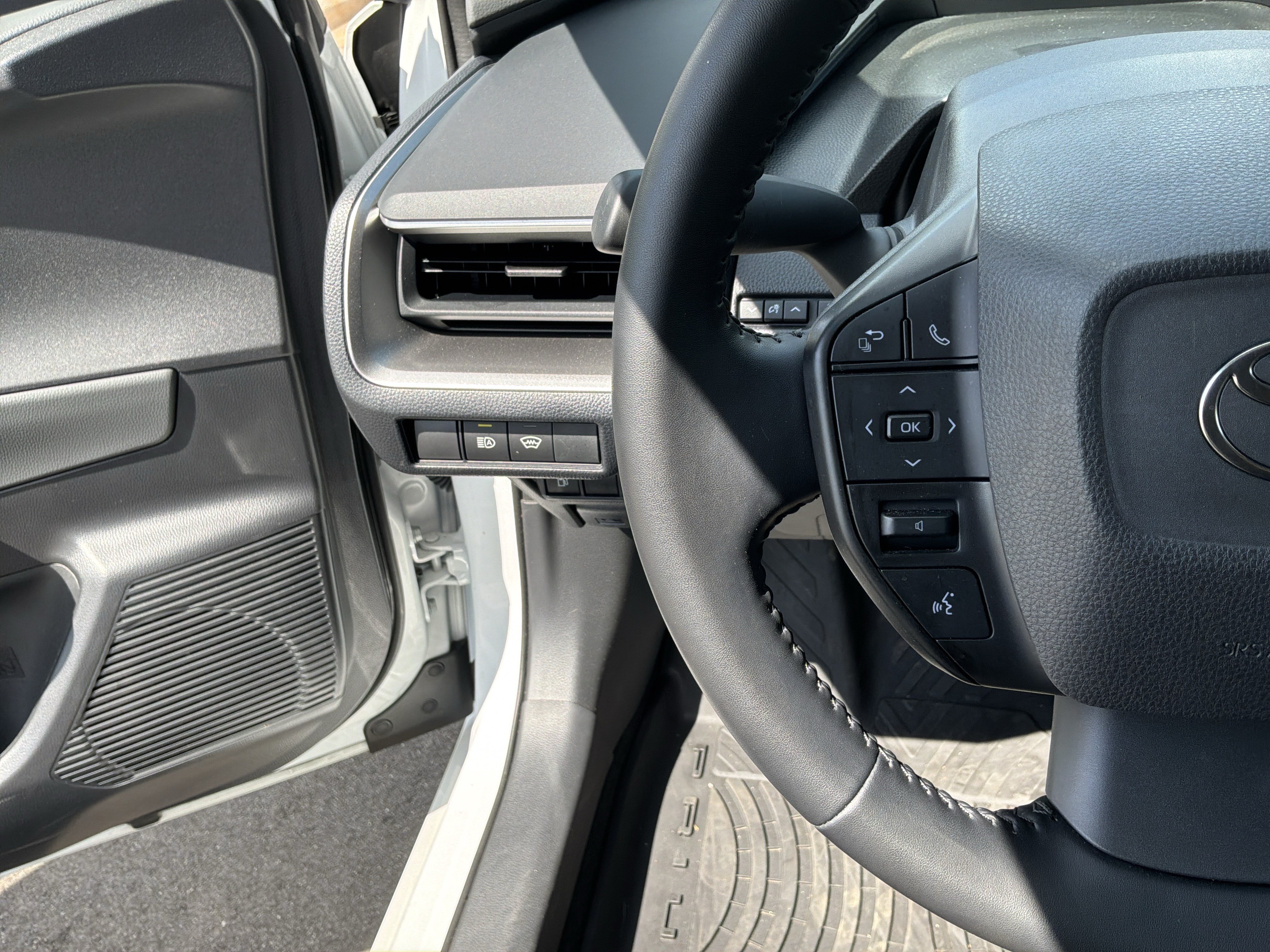 Used 2024 Toyota Prius LE FWD image 19