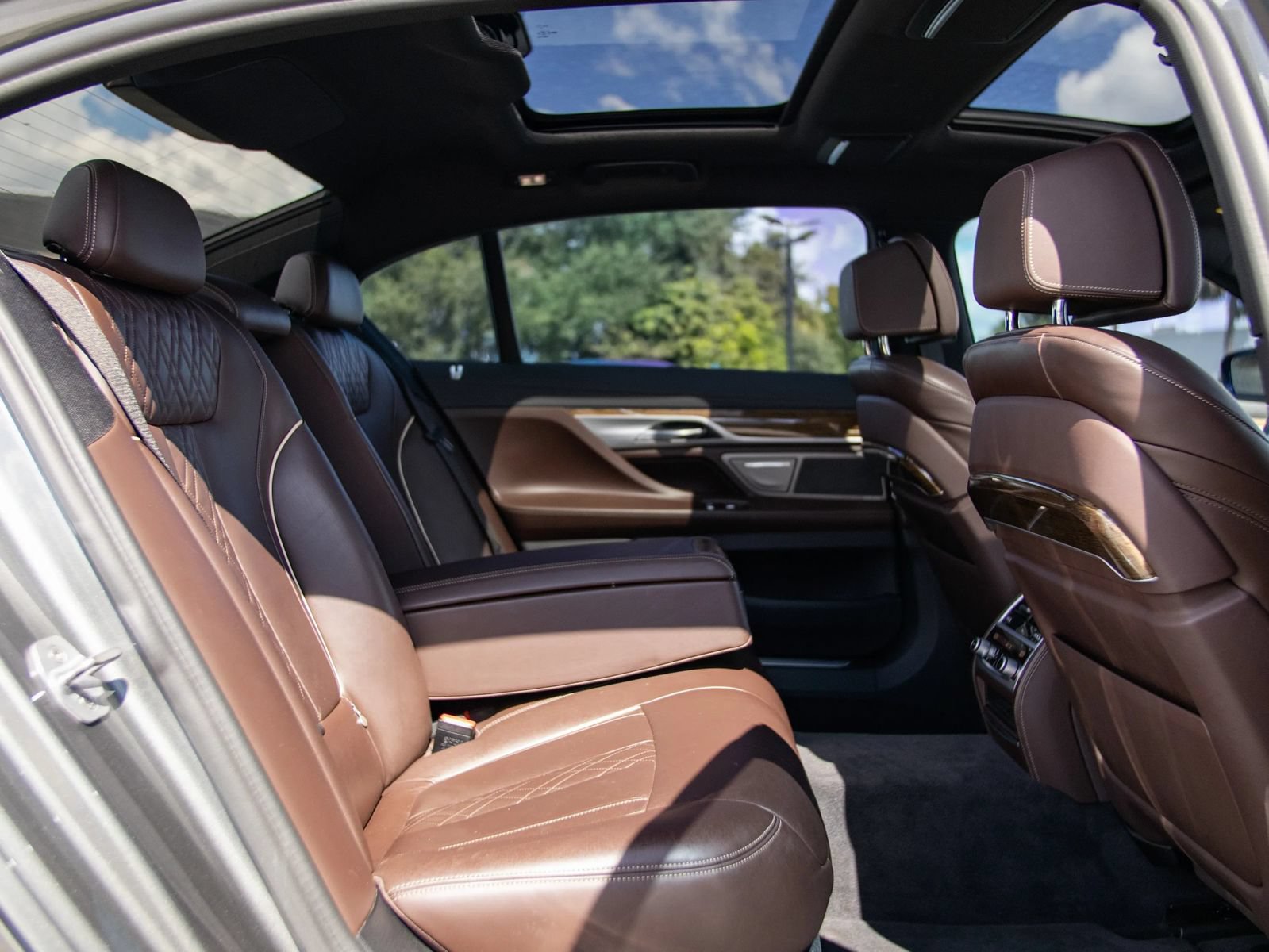Used 2019 BMW 750i w/ M Sport Package RWD image 29
