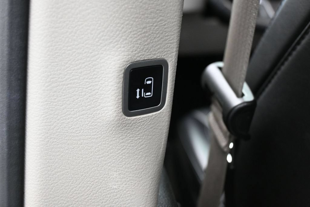 Used 2023 Chrysler Pacifica Touring-L FWD image 32