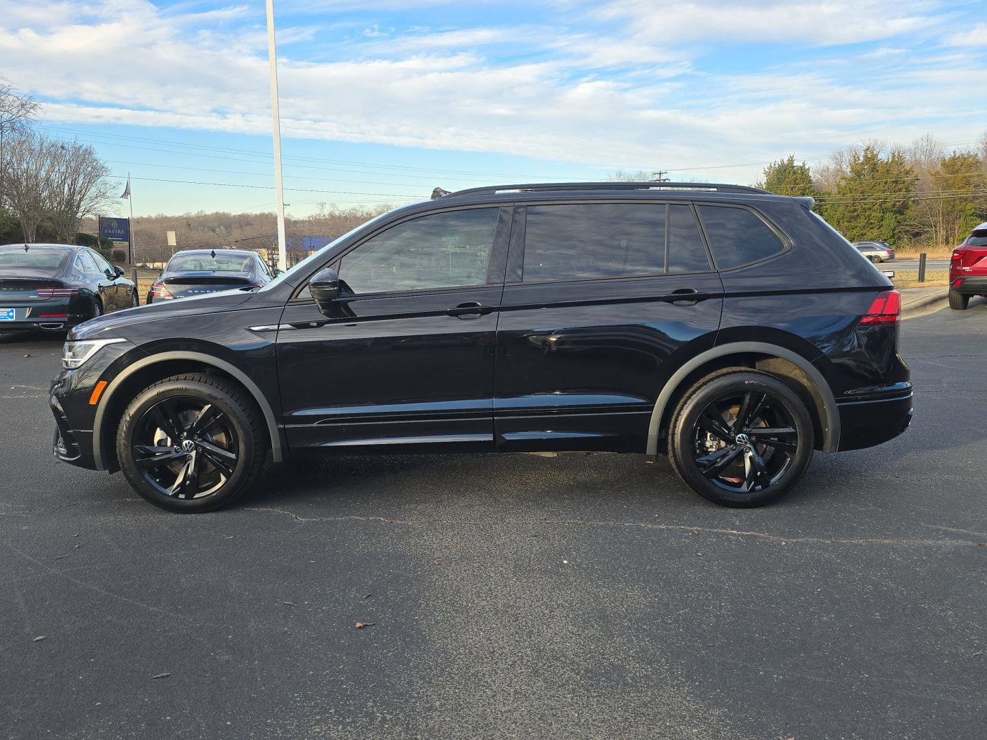 Used 2023 Volkswagen Tiguan SE R-Line image 10