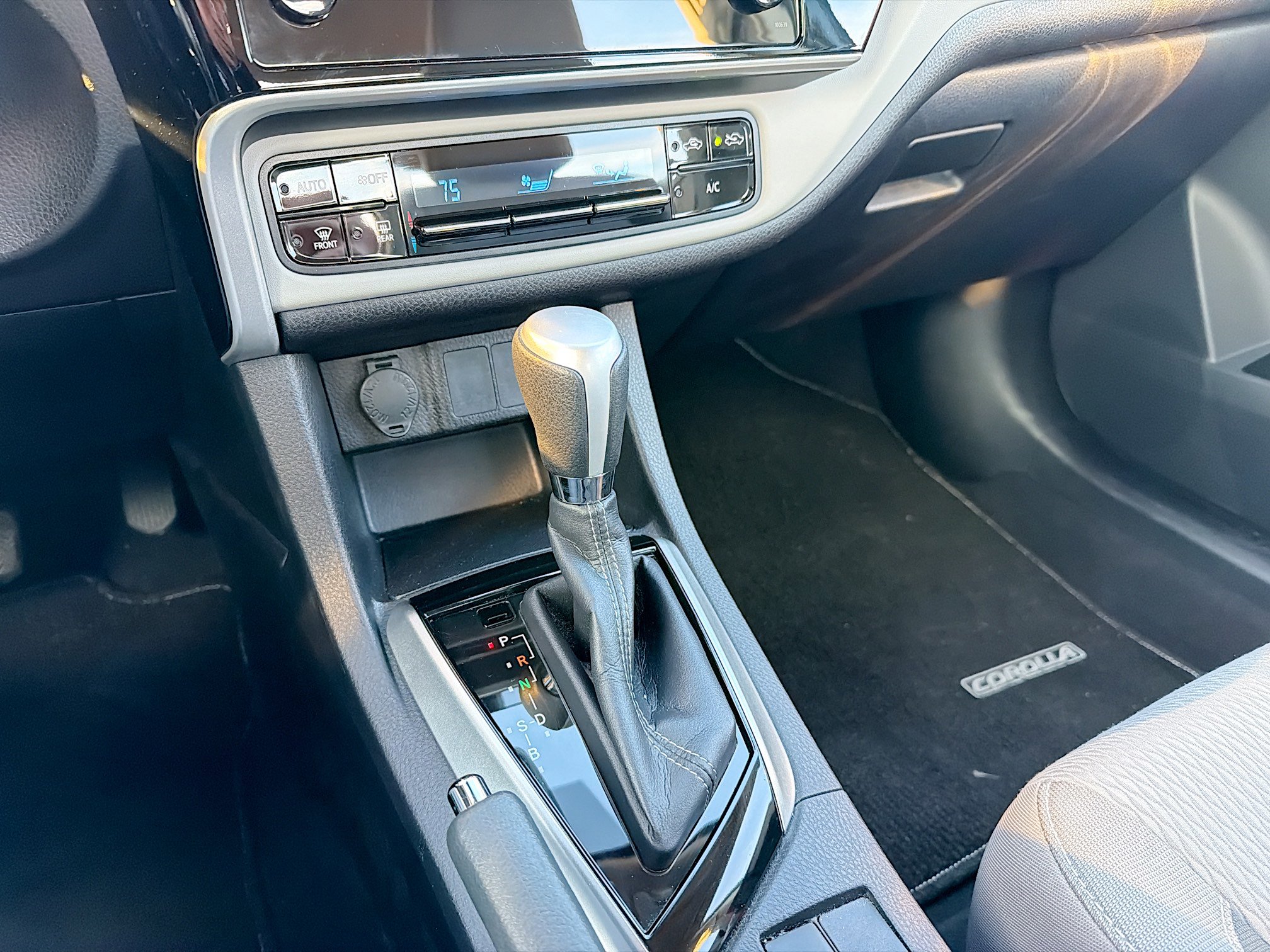 Used 2017 Toyota Corolla LE image 9