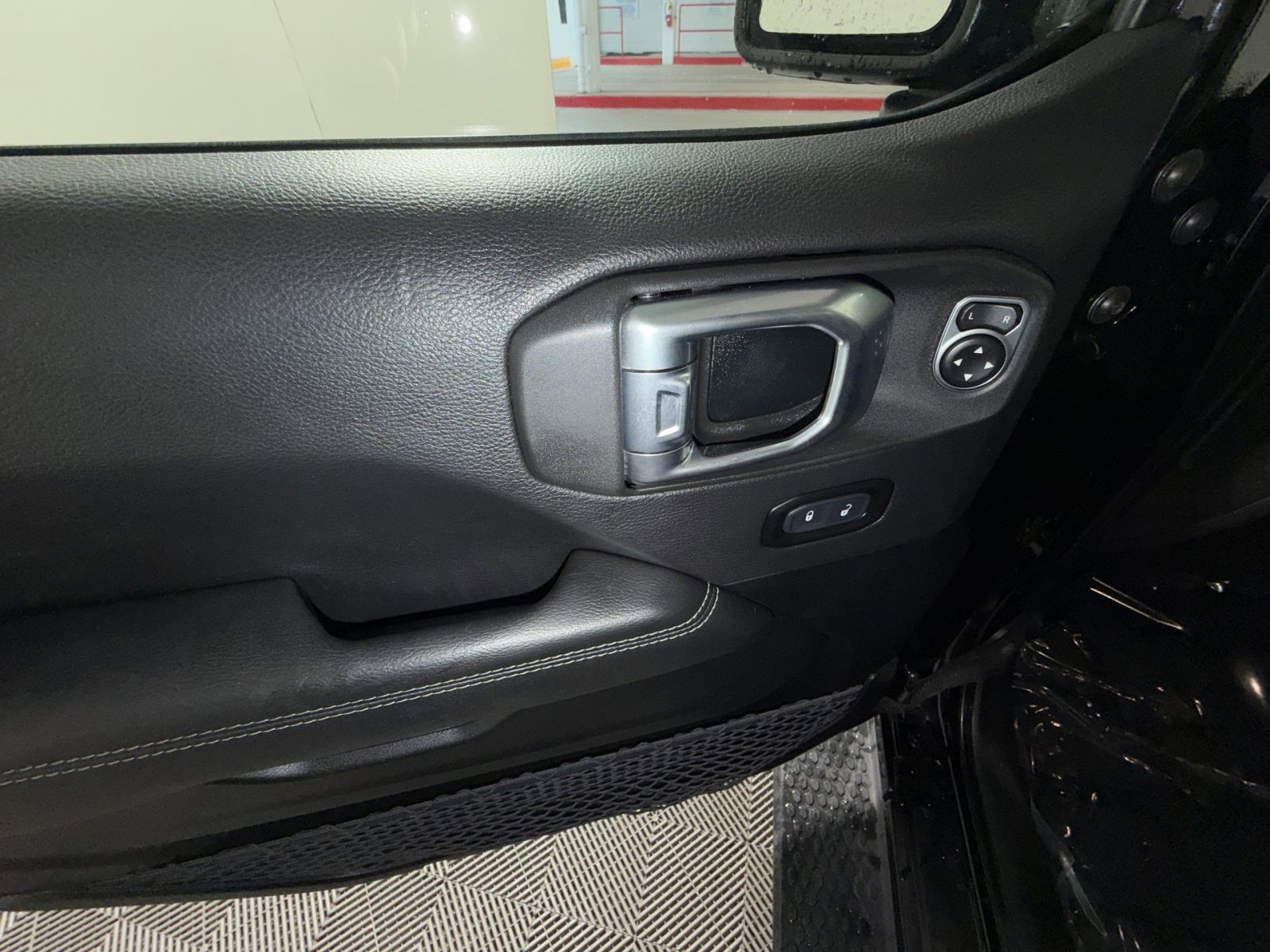 Used 2020 Jeep Wrangler Unlimited Sahara image 15