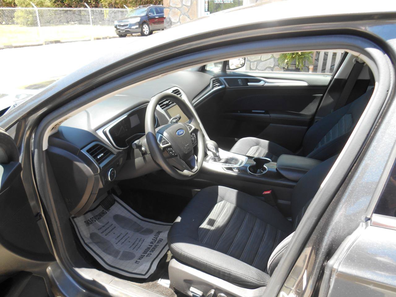 Used 2016 Ford Fusion SE FWD image 2
