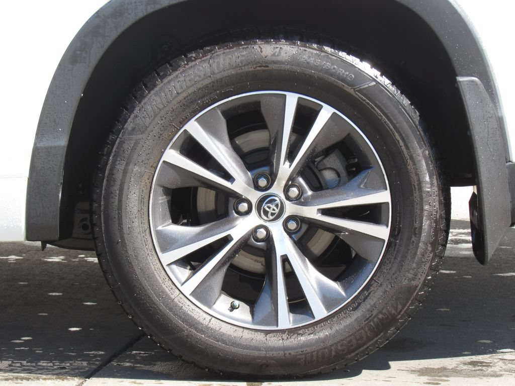 Certified 2016 Toyota Highlander XLE AWD/4WD image 39