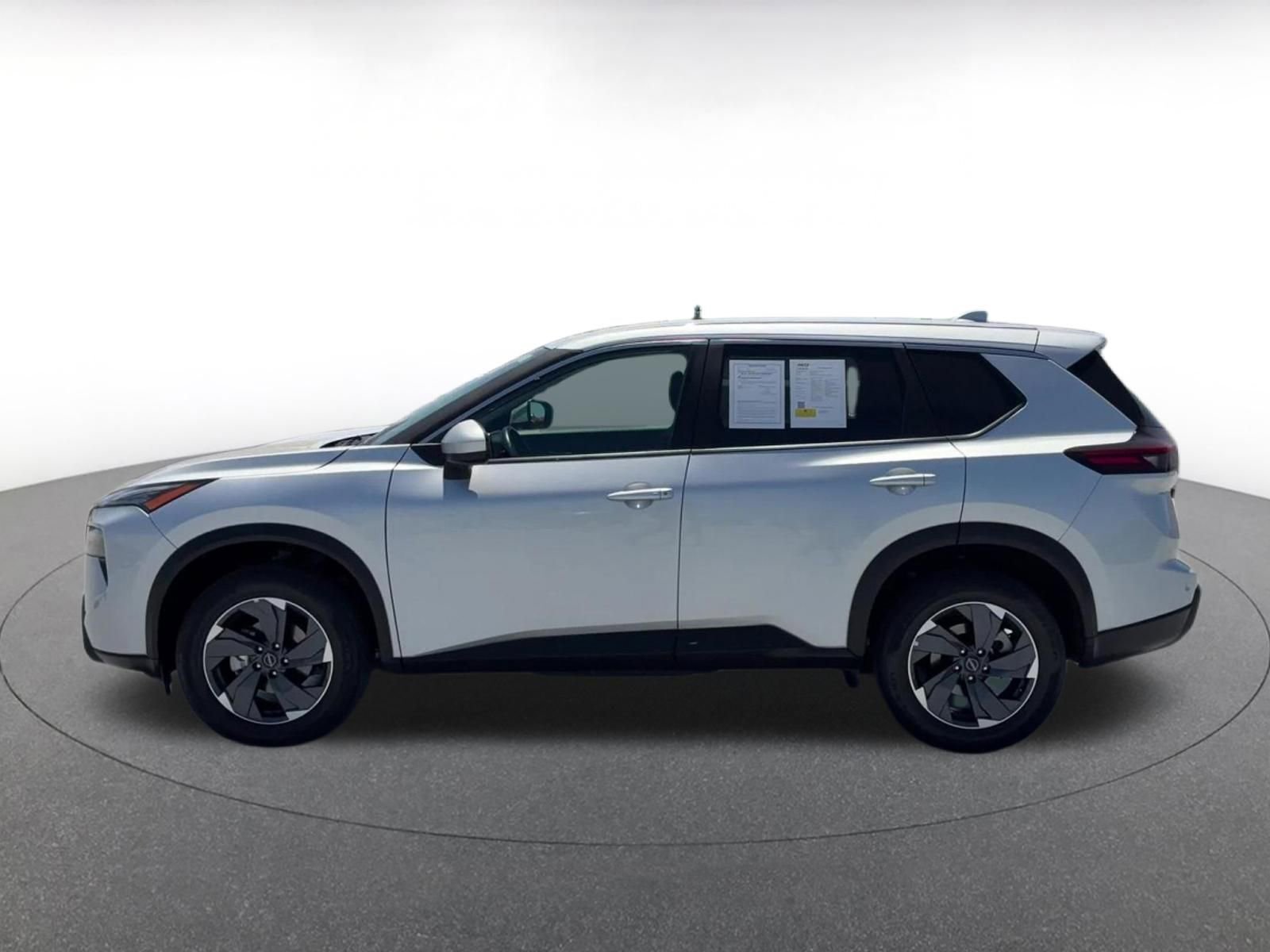 Used 2025 Nissan Rogue SV FWD image 9