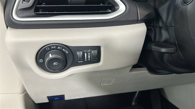 Used 2024 Chrysler Pacifica Touring-L FWD image 19