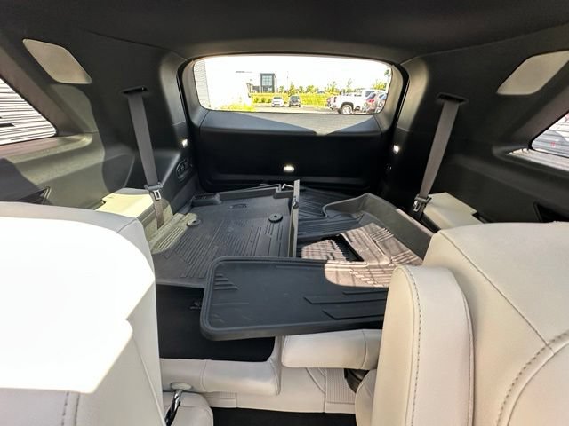 Used 2026 Cadillac Vistiq Luxury w/ LPO, Floor Liner Package AWD/4WD image 28