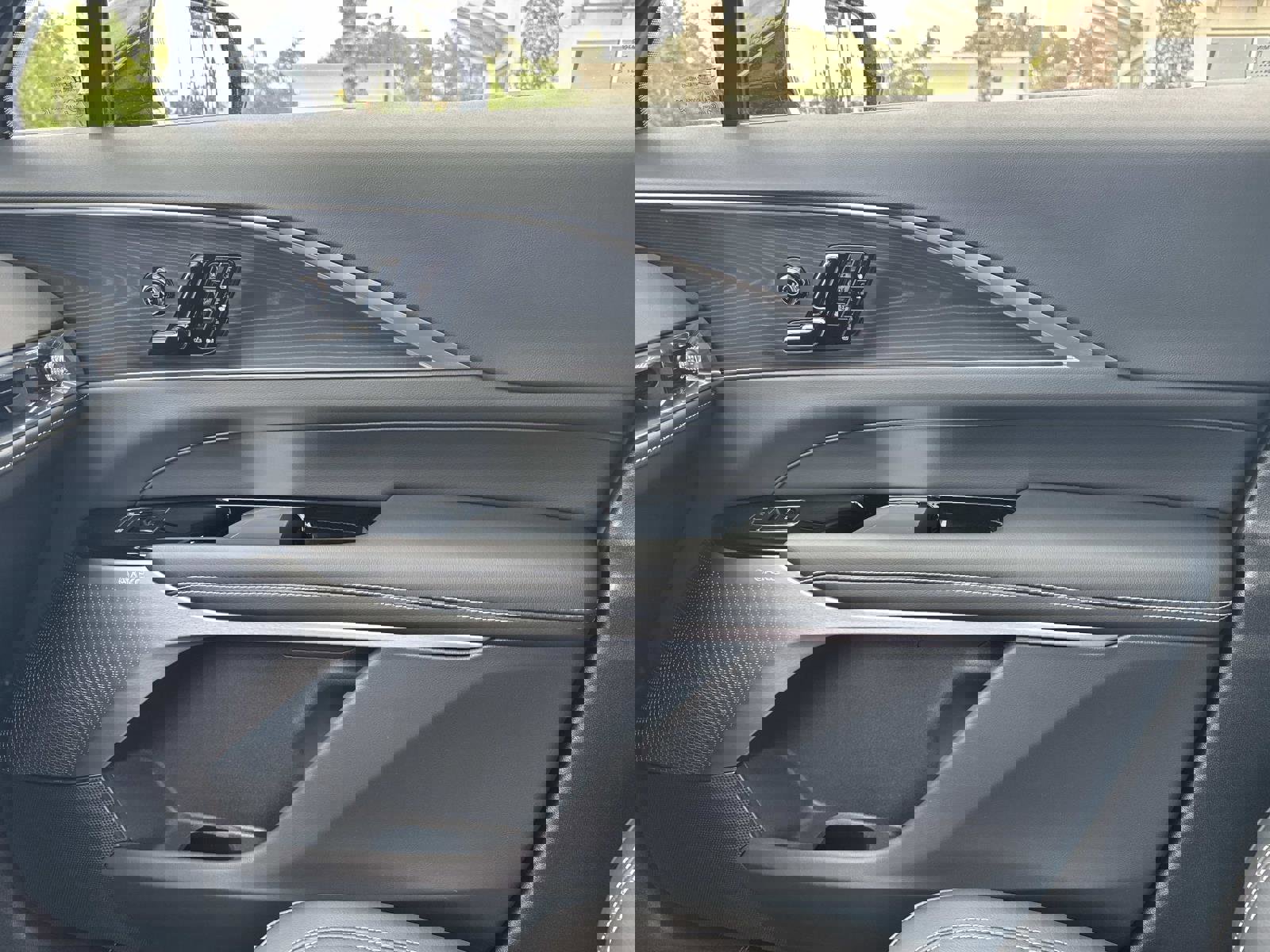 Certified 2025 Cadillac Lyriq Luxury w/ LPO, Floor Liner Package AWD/4WD image 22