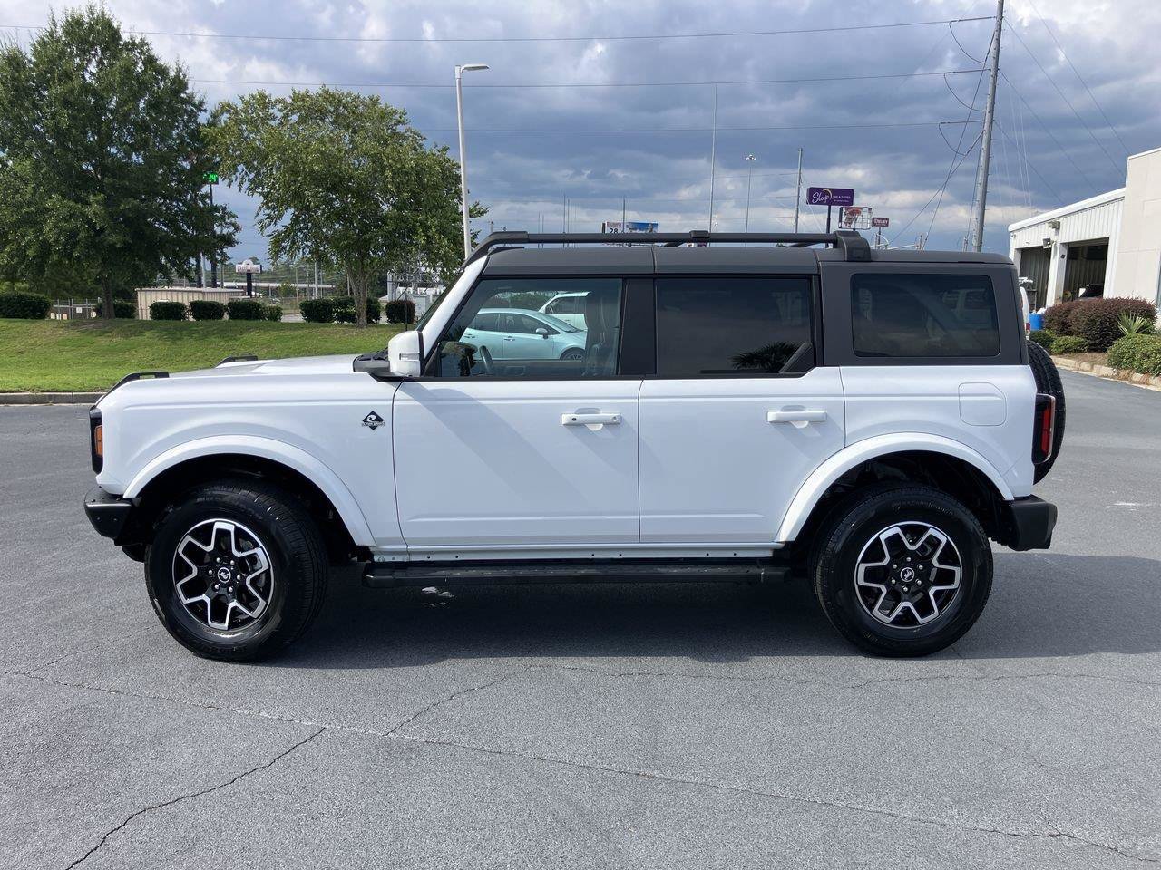 Used 2024 Ford Bronco Outer Banks AWD/4WD image 2