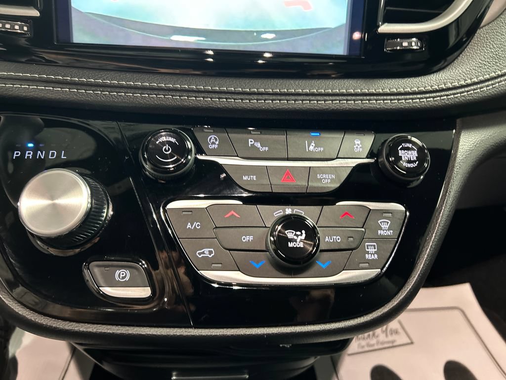 New 2027 Chrysler Pacifica Select w/ Family Tech Group FWD image 17