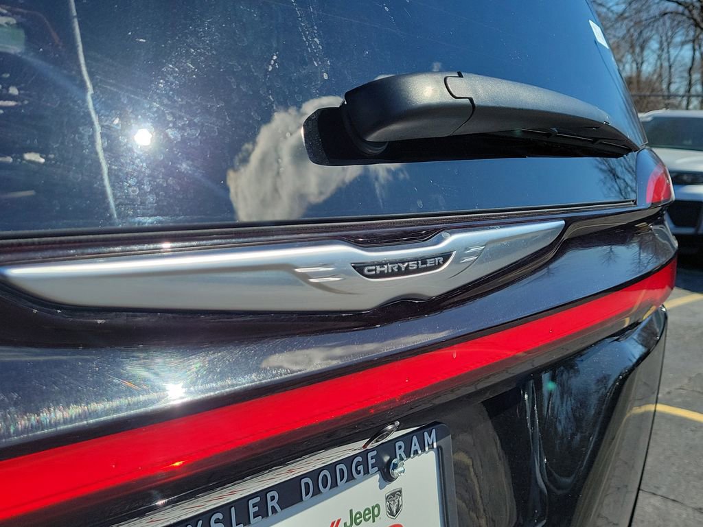 Certified 2024 Chrysler Pacifica Touring-L image 6