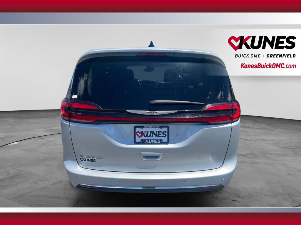 Used 2024 Chrysler Pacifica Touring-L FWD image 6