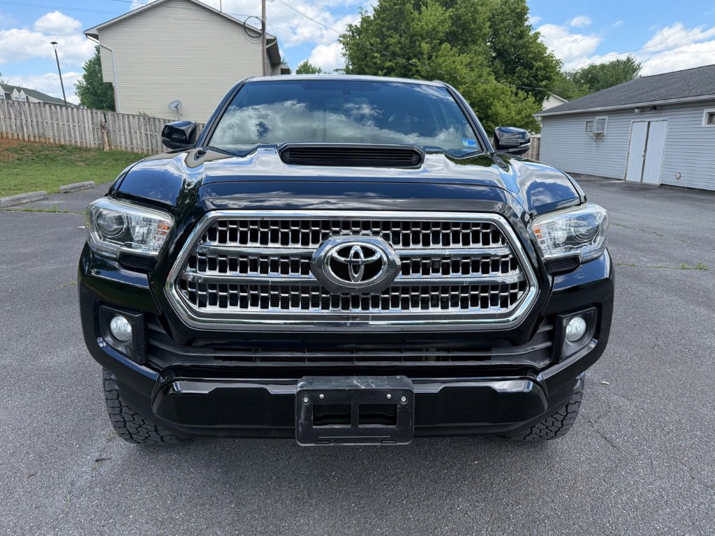 Used 2017 Toyota Tacoma TRD Sport w/ Tow Package (A/T) AWD/4WD image 2