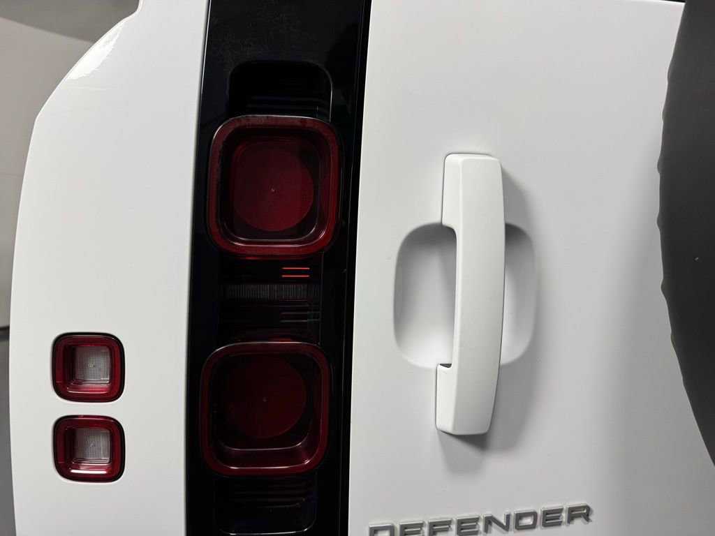 Used 2024 Land Rover Defender 130 S image 9