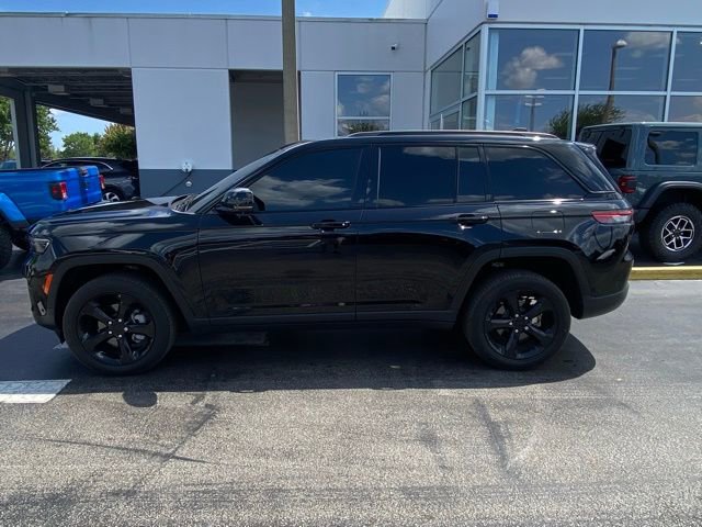 Used 2025 Jeep Grand Cherokee Limited w/ Luxury Tech Group II RWD image 6