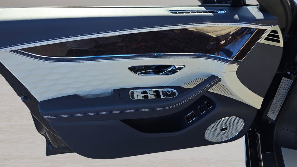 New 2025 Bentley Flying Spur Plug-In Hybrid AWD/4WD image 17