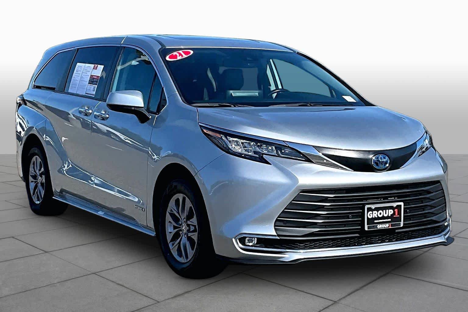 Used 2021 Toyota Sienna XLE FWD image 2