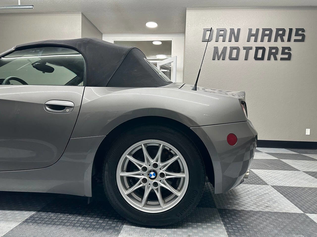 Used 2005 BMW Z4 2.5i image 11