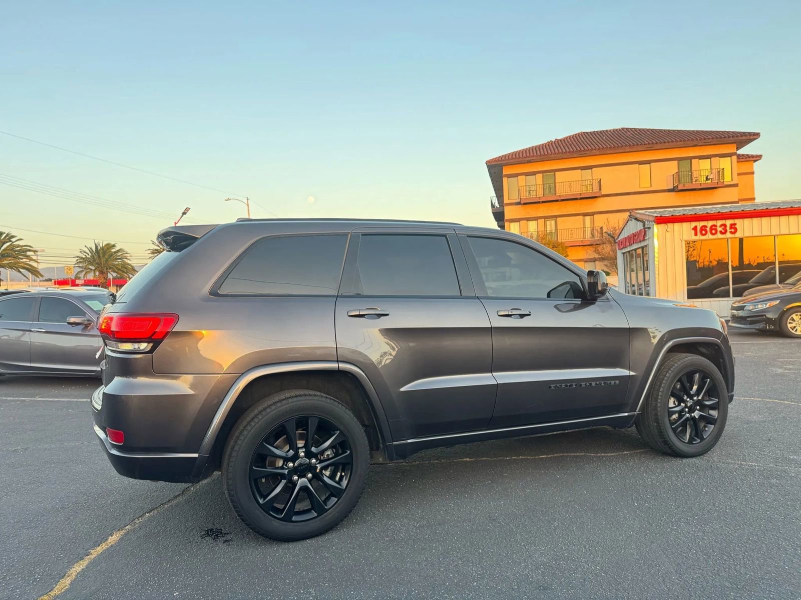 Used 2018 Jeep Grand Cherokee Altitude image 9