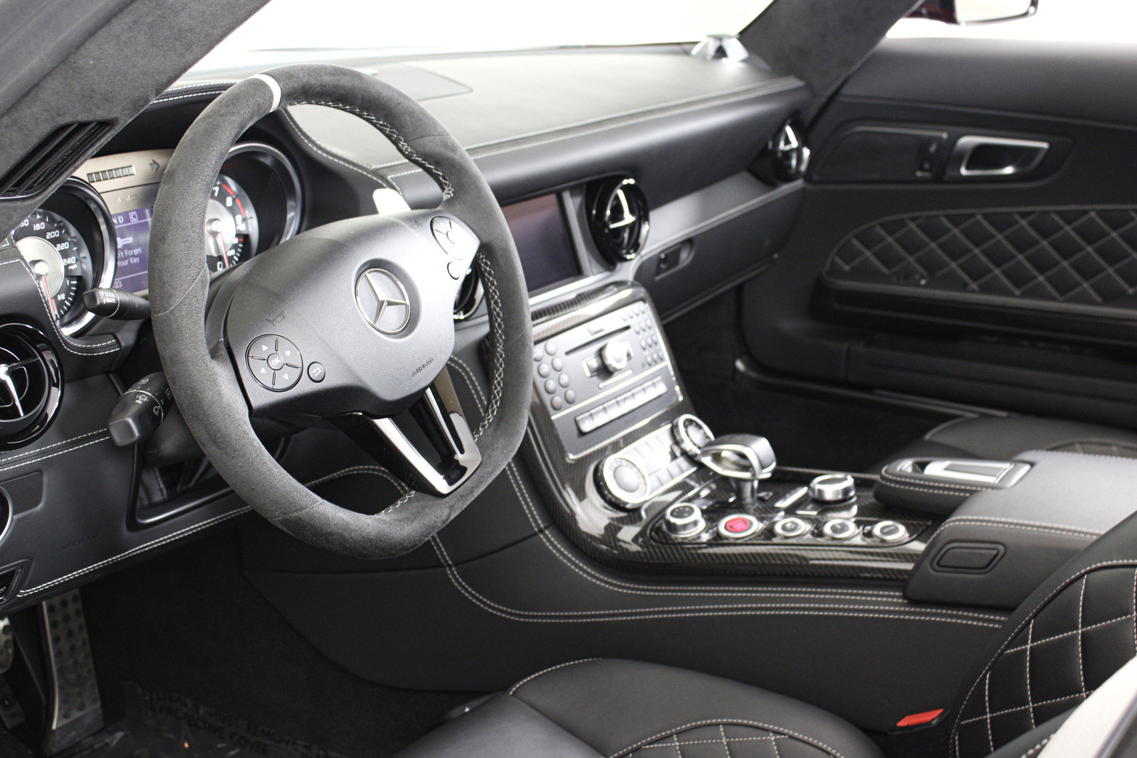 Used 2015 Mercedes-Benz SLS AMG GT Final Edition image 2