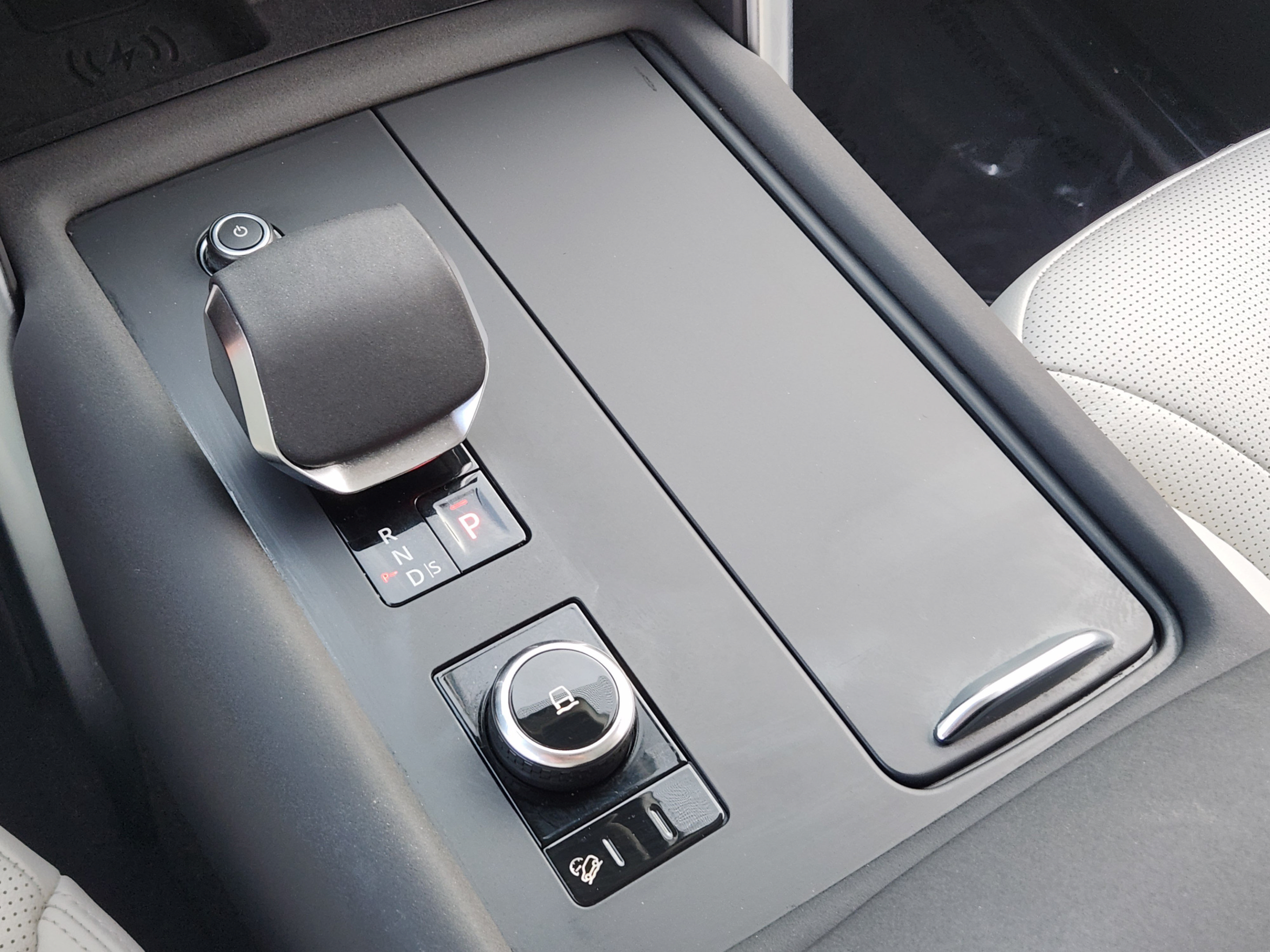 Certified 2025 Land Rover Discovery S AWD/4WD image 16