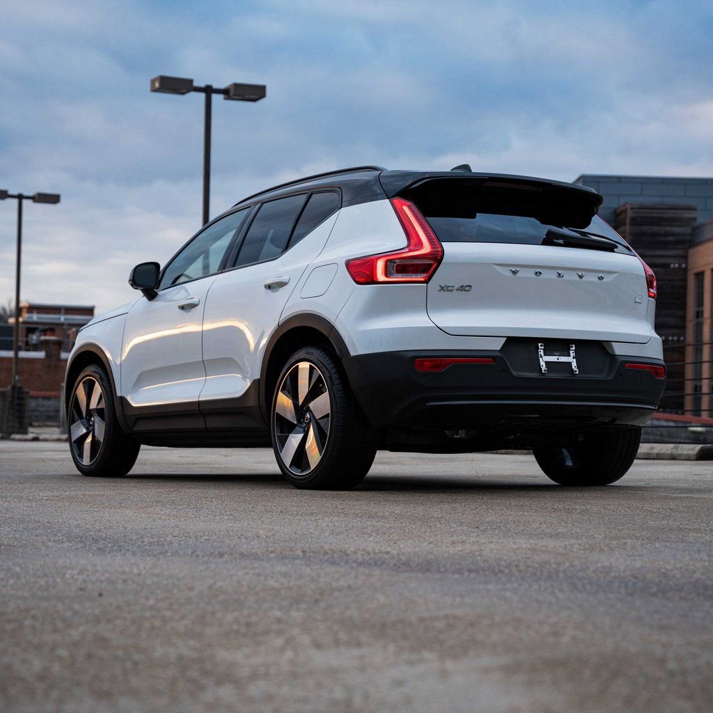 Certified 2024 Volvo XC40 Recharge Plus image 5