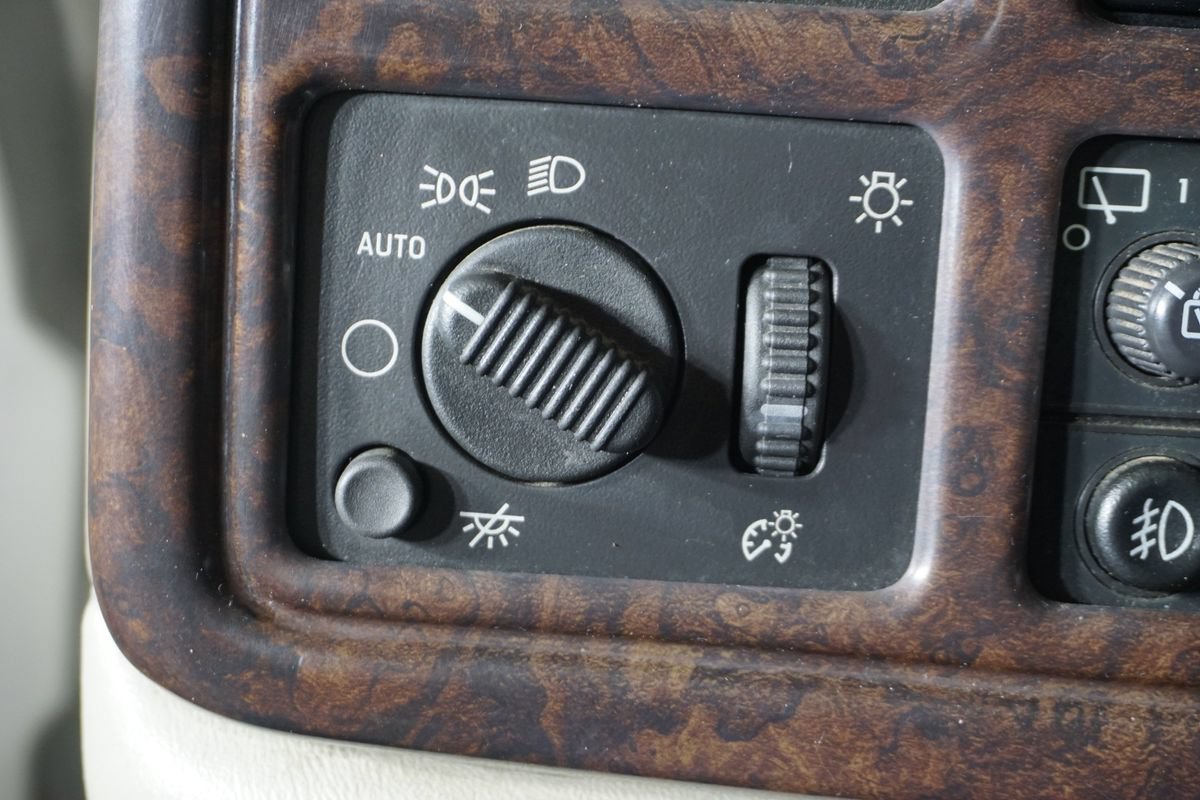 Used 2005 Chevrolet Suburban Z71 w/ Preferred Equipment Group AWD/4WD image 16