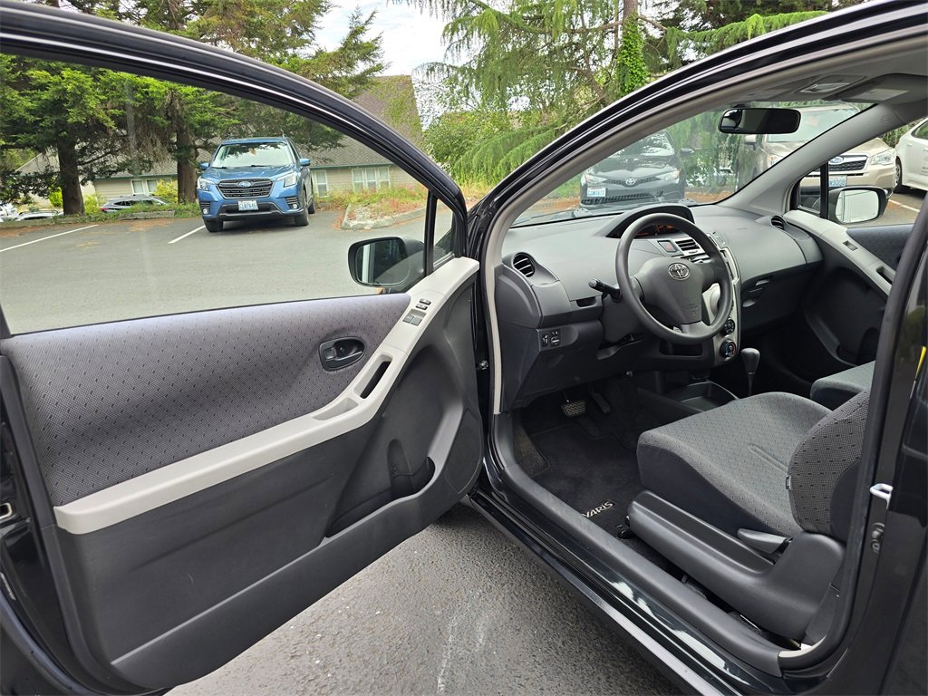 Used 2011 Toyota Yaris Base image 7