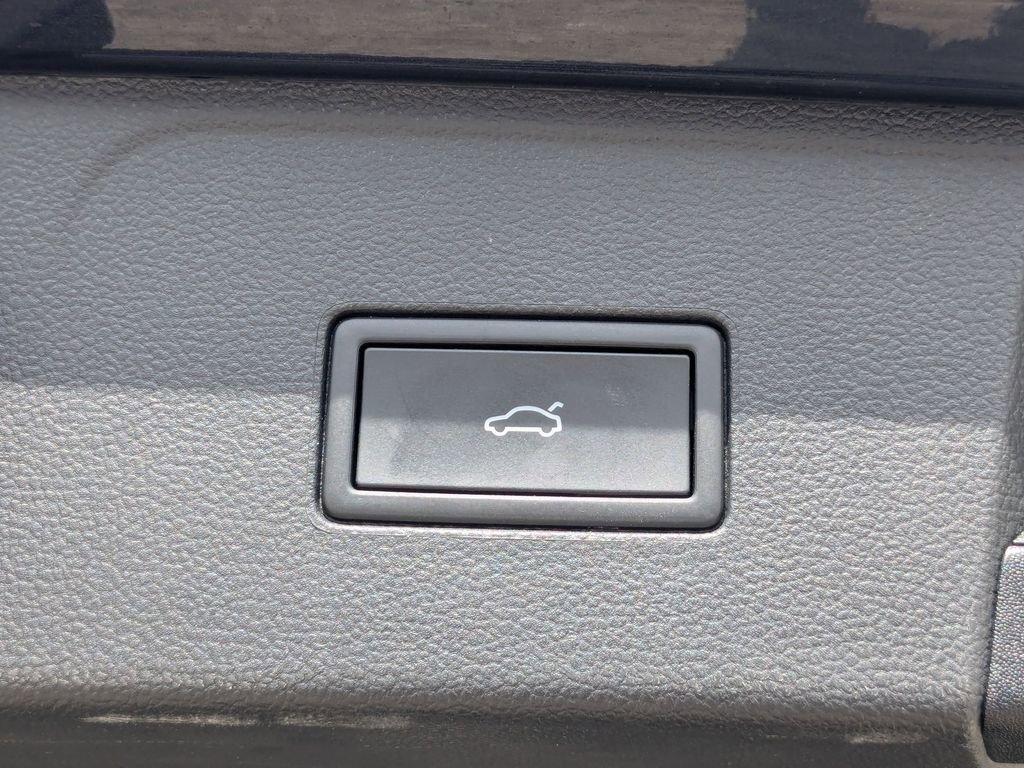 Used 2025 Volkswagen Atlas SE image 29