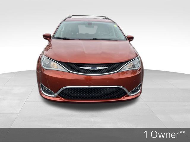 Used 2018 Chrysler Pacifica Touring-L w/ Tire & Wheel Group FWD image 2