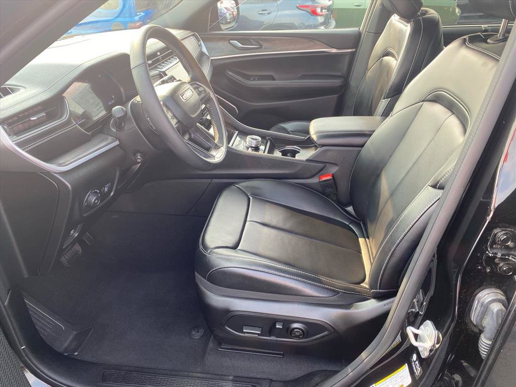 Used 2025 Jeep Grand Cherokee Limited w/ Luxury Tech Group II AWD/4WD image 9