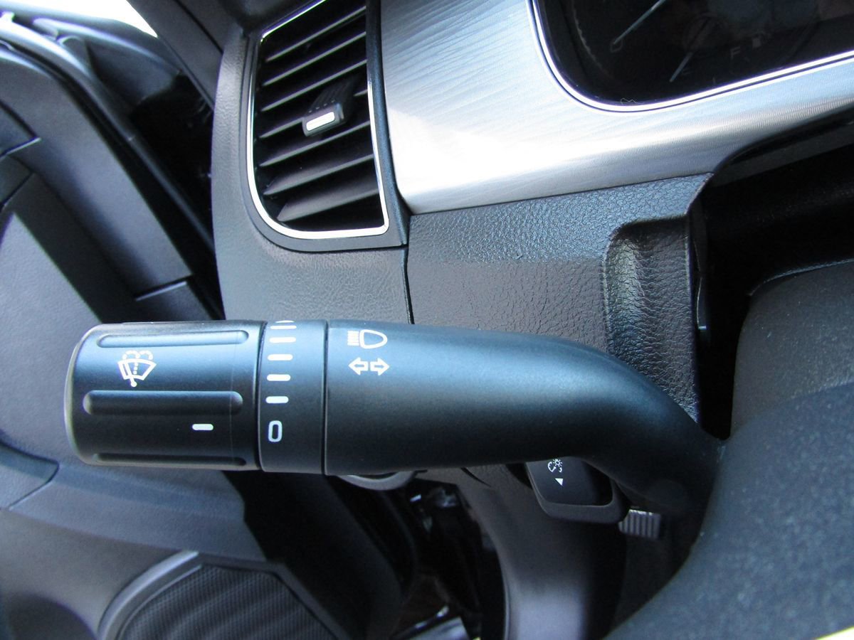 Used 2017 Ford Taurus SEL FWD image 9