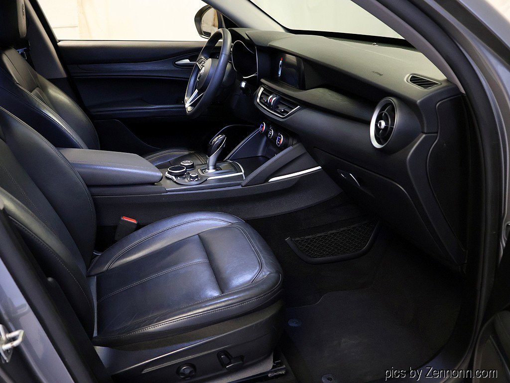 Used 2018 Alfa Romeo Stelvio AWD image 32