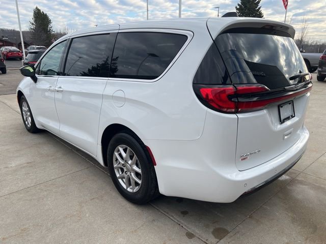 Used 2024 Chrysler Pacifica Touring-L image 4