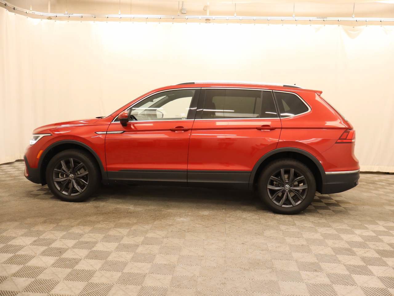Used 2022 Volkswagen Tiguan SE FWD image 2