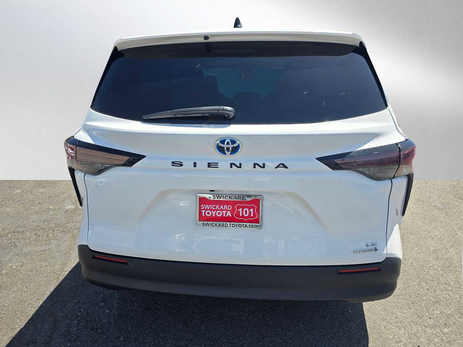 Used 2024 Toyota Sienna LE FWD image 4