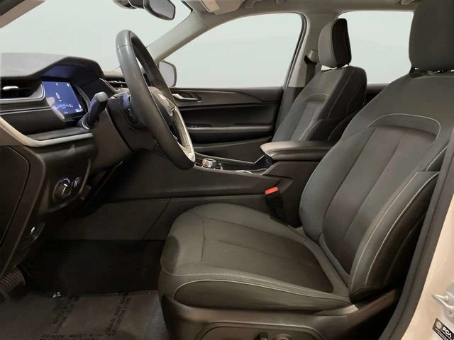Used 2024 Jeep Grand Cherokee Laredo RWD image 18