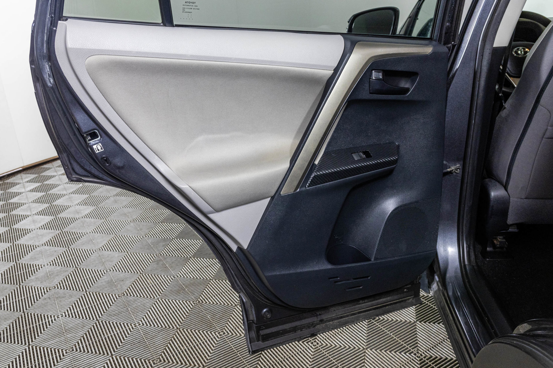 Used 2013 Toyota RAV4 XLE FWD image 39