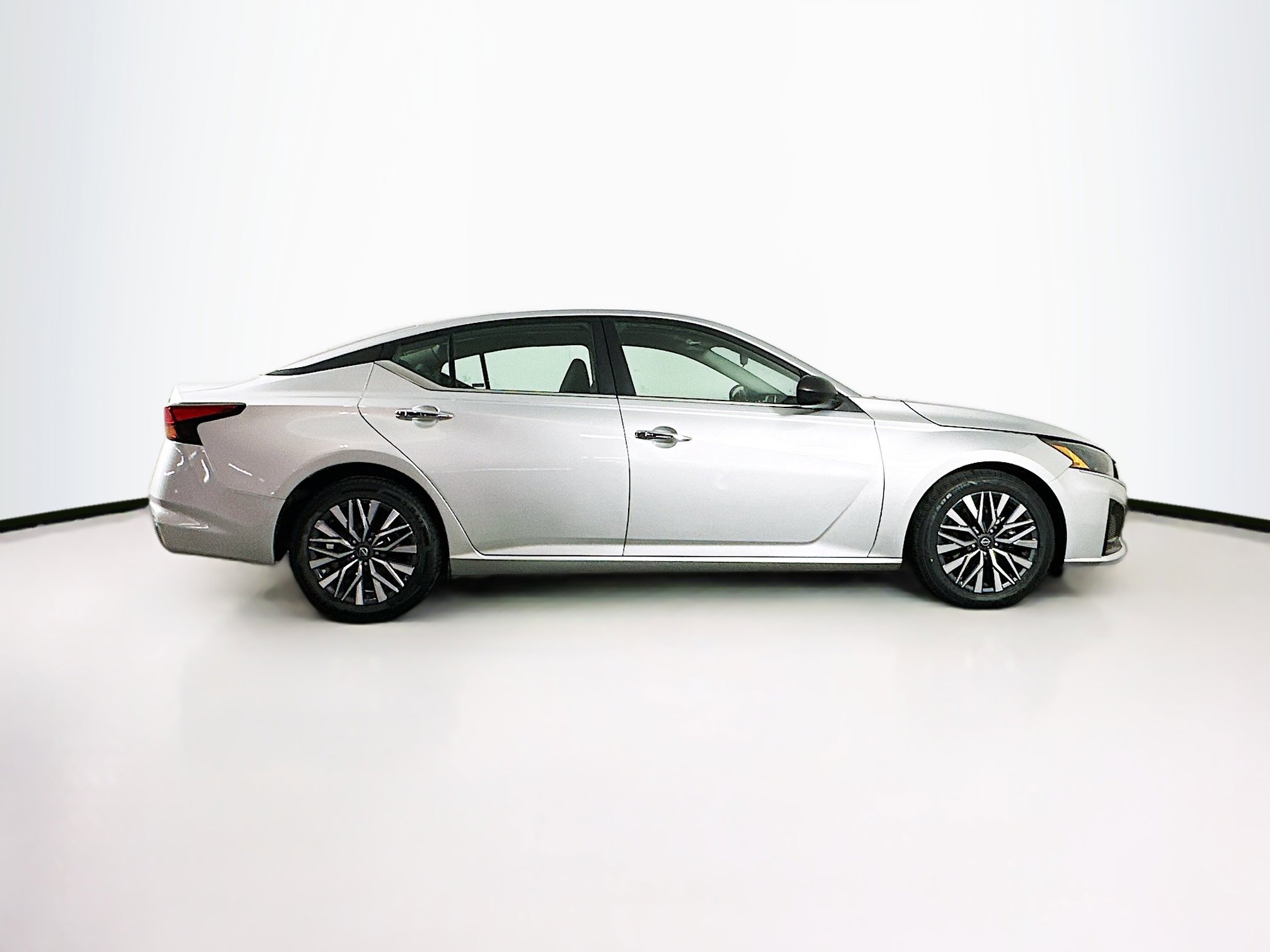 Used 2024 Nissan Altima 2.5 SV image 10