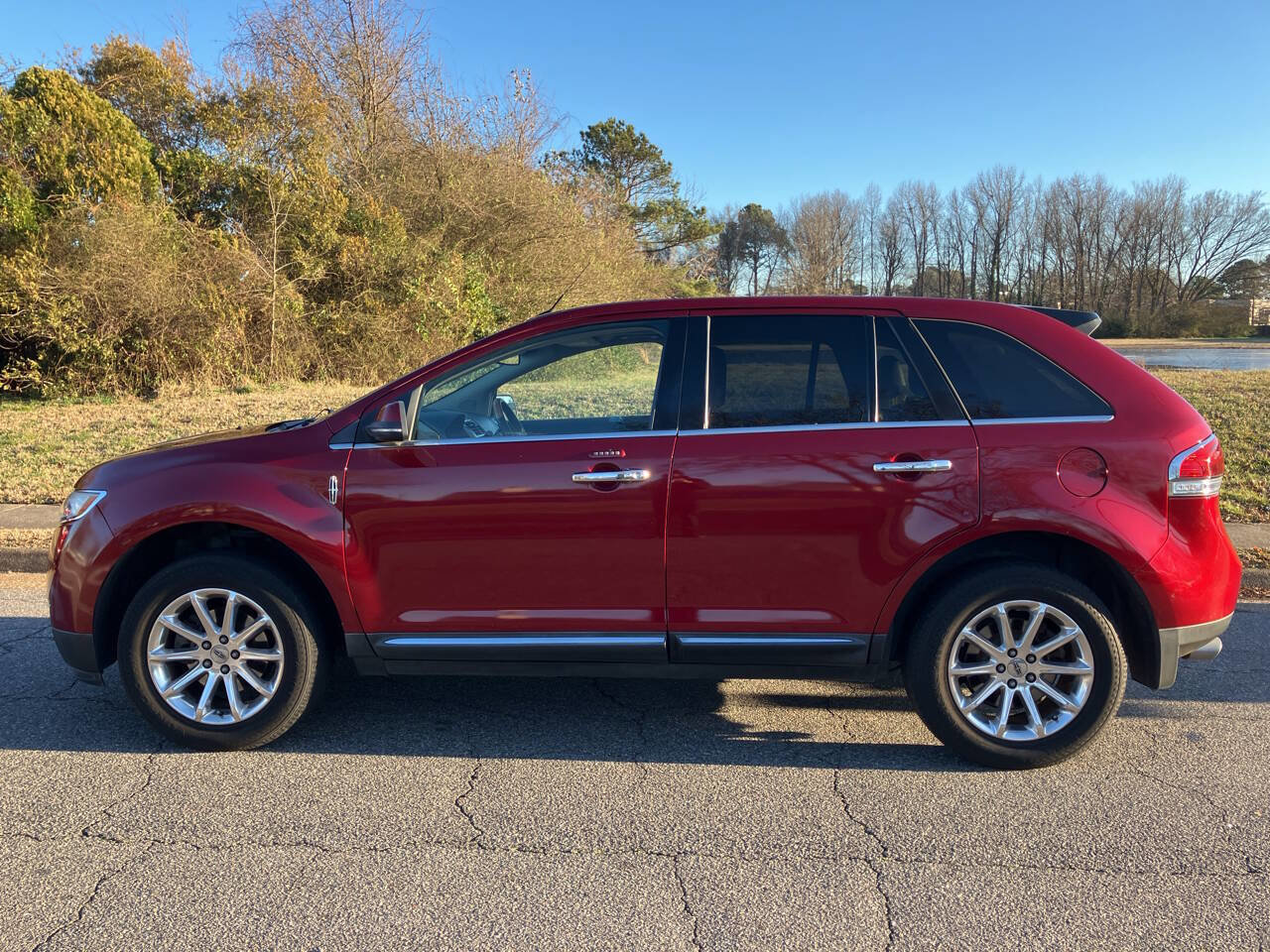 Used 2013 Lincoln MKX Base AWD 4dr SUV image 2